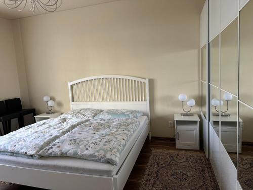 een slaapkamer met een wit bed en een glazen wand bij APARTMEN PRAHA in Praag