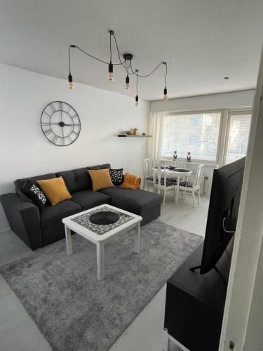 ein Wohnzimmer mit einem Sofa und einem Tisch in der Unterkunft Kaksio Koulukatu in Lappeenranta