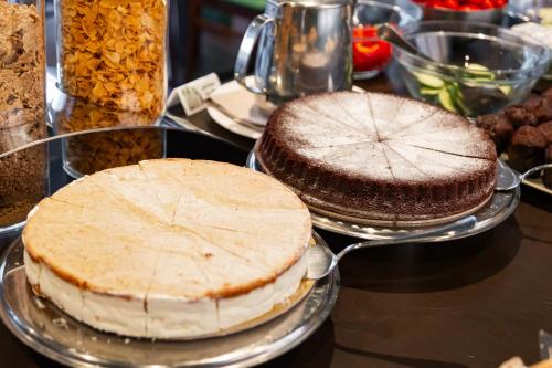 two cakes on display on a table at Best Western Plus Hotel Plaza in Naples