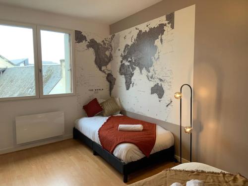 ein Schlafzimmer mit einem Bett mit einer Karte an der Wand in der Unterkunft Un voyage à Bourgeuil in Bourgueil