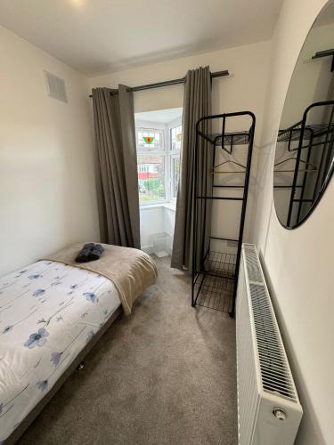 Smart Guest Rooms Fast Access to Central London via Piccadilly Lineにあるベッド