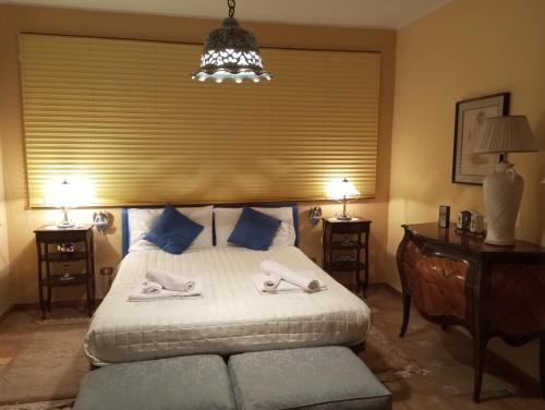 um quarto com uma cama com duas toalhas em LA CASA DI ENZA em Santa Margherita di Belice