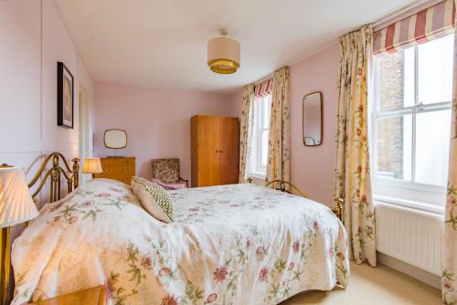 - une chambre avec un lit et 2 fenêtres dans l'établissement Valentine's House, à Kent