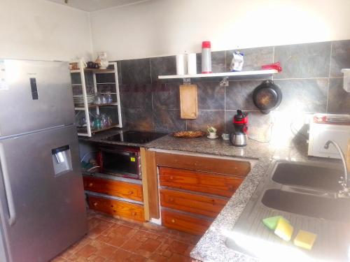 Kuchyň nebo kuchyňský kout v ubytování Maison accueillante à Saint-Leu avec vue imprenable