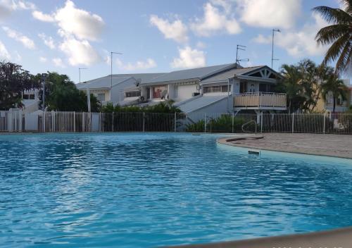 una piscina frente a una casa en tee coco marine, en Saint-François