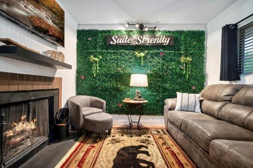 a living room with a green wall at Suite Serenity of Gatlinburg*indoor & outdoor pool in Gatlinburg