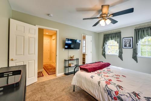 Ένα ή περισσότερα κρεβάτια σε δωμάτιο στο Quiet Killingworth Rental with Deck and Grill!