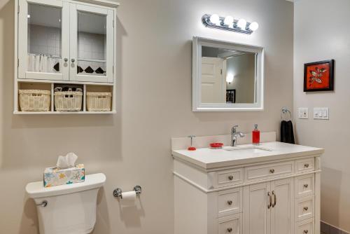Ένα μπάνιο στο Quiet Killingworth Rental with Deck and Grill!