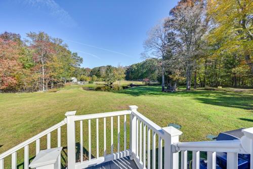 Κήπος έξω από το Quiet Killingworth Rental with Deck and Grill!