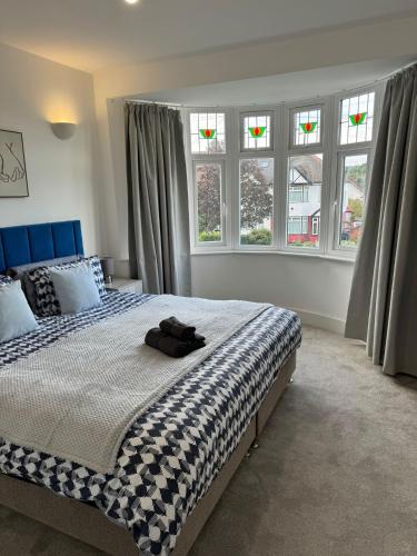 Smart Guest Rooms Fast Access to Central London via Piccadilly Lineにあるベッド