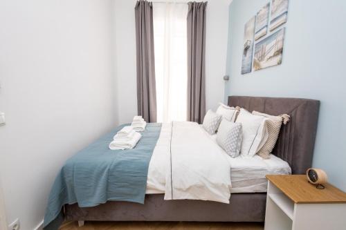 a bedroom with a bed with white and blue sheets at Charming Apartment - Prater - Messe Wien in Vienna