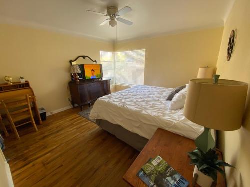 - une chambre avec un lit et une télévision dans l'établissement 1949 Sweet Sage House, CLOSE to Airport, Temple and Highway, à Idaho Falls