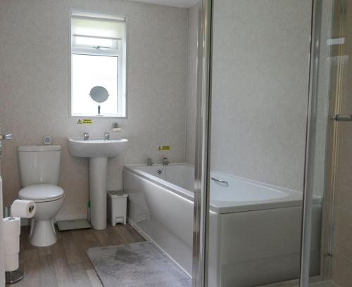 A bathroom at Ardview Cottage