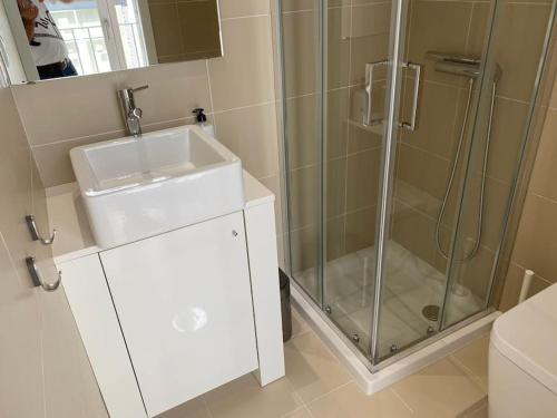 un baño con lavabo y ducha en Sweet Home Clerigos Balcony View, en Oporto