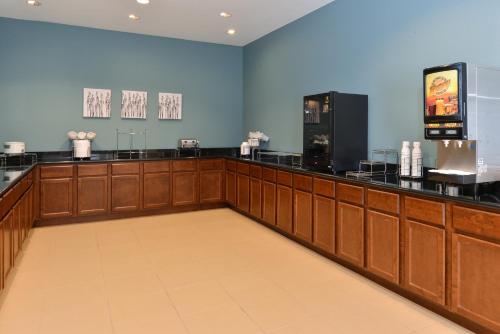 a waiting room with a cashierasteryasteryasteryasteryasteryasteryasteryasteryastery at Sleep Inn & Suites Meridian - Bonita Lakes in Meridian