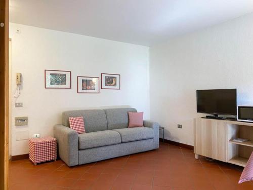 TV a/nebo společenská místnost v ubytování Bilocale Mughetto