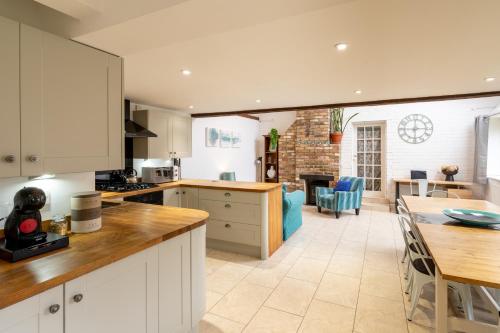 a kitchen and living room with a table and chairs at Colthorn Farm Cottage By Aryas Properties - Oxford in Oxford