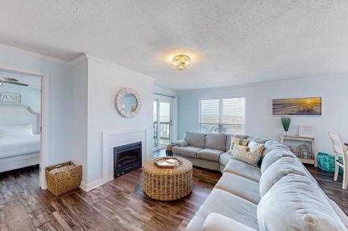 Una sala de estar con un sofá y una chimenea. en Spinnaker 1D, en Perdido Key