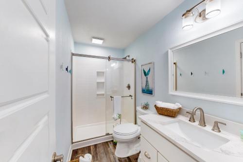Un baño blanco con ducha y WC. en Spinnaker 1D, en Perdido Key