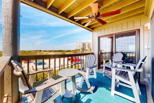 balcón con sillas, mesa y ventilador de techo en Spinnaker 1D, en Perdido Key