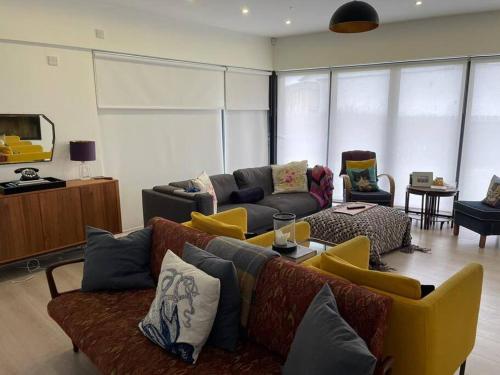 uma sala de estar com um sofá e uma televisão em Spacious and Cozy Home with Ocean Views em Lifford