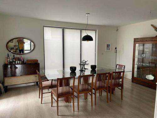 uma sala de jantar com mesa e cadeiras em Spacious and Cozy Home with Ocean Views em Lifford