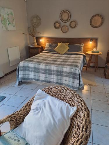 Jeffreys Bay的住宿－A1 Kynaston self catering or bed and breakfast solarpower，卧室配有一张床和一个篮子,位于地板上