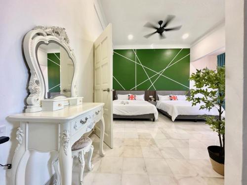 ein Badezimmer mit 2 Betten, einem Waschtisch und einem Spiegel in der Unterkunft 38 villa homestay in Muar