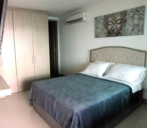 um quarto com uma cama grande e uma estátua na parede em Palmetto Sunset 2903 with an amazing ocean view em Cartagena de Indias