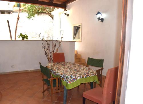 uma sala de jantar com mesa e cadeiras em Angolo Di Sicilia em Palermo