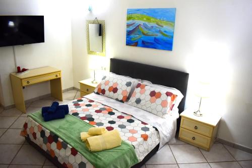 una camera da letto con un letto con un orsacchiotto sopra di Angolo Di Sicilia a Palermo