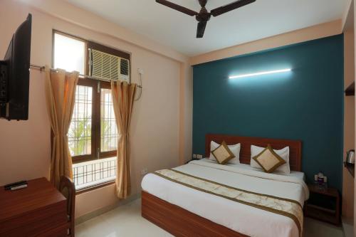 a bedroom with a bed and a window at Hotel Ginger Palace - Corporate stay business hotel in Noida