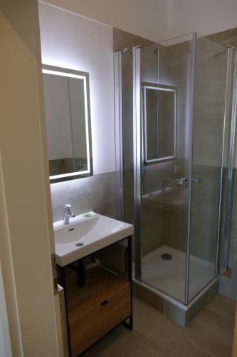 een badkamer met een wastafel en een douche bij GARTENBLICK Ferienwohnung oder Mieten auf Zeit, nahe Bonn-Bad Godesberg in Wachtberg
