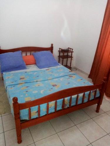 um quarto com uma cama com um edredão azul em Appartement d'une chambre avec balcon a Le Lamentin a 7 km de la plage em Le Lamentin