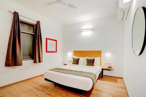 Habitación blanca con cama y ventana en Super Townhouse 1092 Surajkund, en Faridabad
