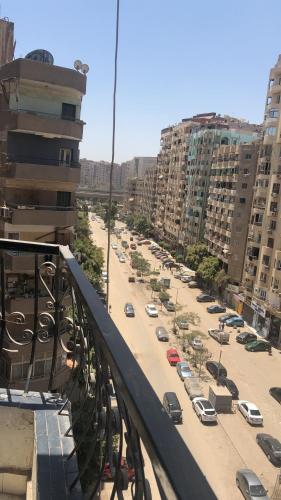 een uitzicht op een parkeerplaats met auto's in een stad bij المريوطية الرئيسي in ‘Ezbet Abu Bakr ‘Allâm