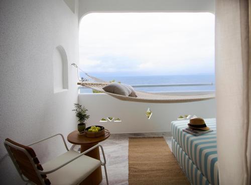 een kamer met een hangmat in een kamer met uitzicht op de oceaan bij Brown Beach Chalkida, a member of Brown Hotels in Chalkida
