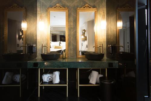 un bagno con due lavandini e due specchi di Skylark, Aluma Hotels & Resorts ad Atene