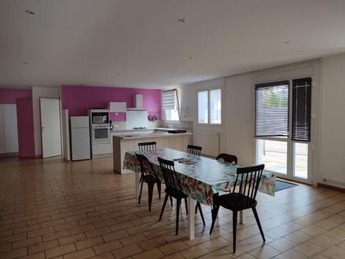 - une cuisine avec une table à manger et des chaises dans l'établissement Maison pour 6 personnes, à Lassicourt