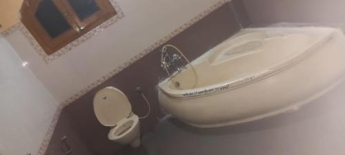 Bilik mandi di HOTEL SHYAMALI AND EVENTS