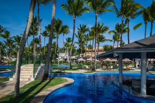 einen Pool im Resort mit Palmen in der Unterkunft Transamerica Comandatuba - All Inclusive Resort in Ilha de Comandatuba