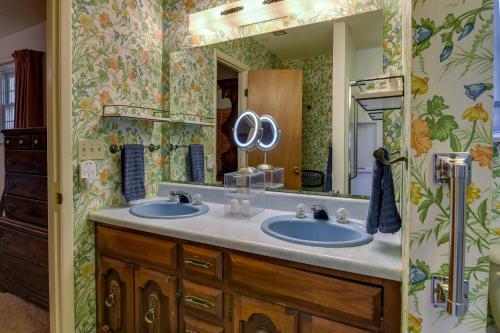 baño con 2 lavabos y espejo grande en Vintage Chipley Getaway on Large Private Property, en Chipley