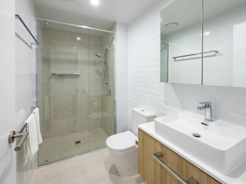 ein Bad mit einem WC, einer Dusche und einem Waschbecken in der Unterkunft 1BD delicate APT with pool and carpark in Surfers in Gold Coast