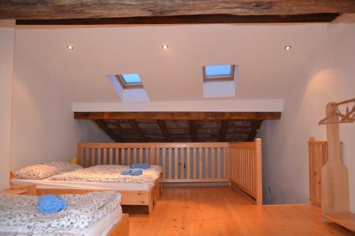 Katil atau katil-katil dalam bilik di Holiday Farmhouse Skvor