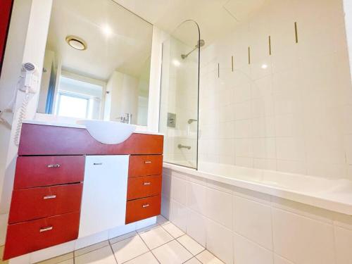 A bathroom at Prime Location 2BD Serviced Apt at Surfers Paradise