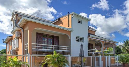 Appartement charmant à Le Moule, avec piscine partagée
