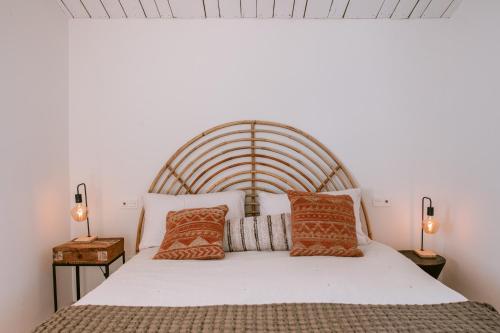 ein Schlafzimmer mit einem großen weißen Bett mit zwei Lampen in der Unterkunft San Roque Suites de Monda in Monda