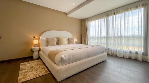 sypialnia z dużym łóżkiem i dużym oknem w obiekcie Duplex Ana - Appartement design à Marrakech w Marakeszu