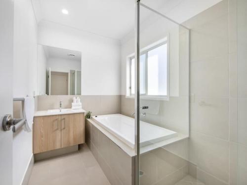 Koupelna v ubytování Well-decorated 4BR Family home steps to mall