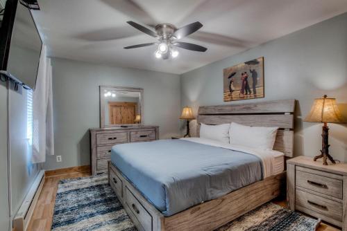 een slaapkamer met een bed en een plafondventilator bij Top Floor 2 Bedroom Ski-In & Walk to Main St in Breckenridge